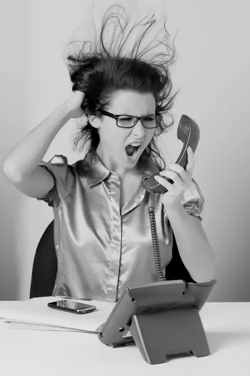 bw-leistungen-ki-telefonie-gestresste-sekretaerin